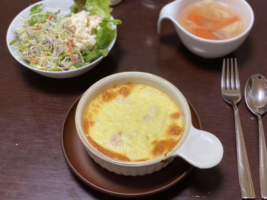 たっぷりチーズのエビグラタンとベーコンと野菜のスープとポテトサラダ