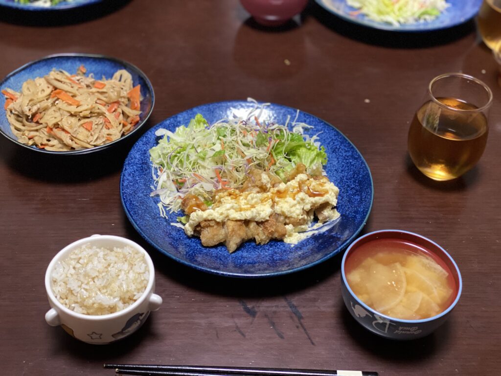 タルタルソースのチキン南蛮＋豚肉と蓮根の金平＋大根と小松菜の味噌汁